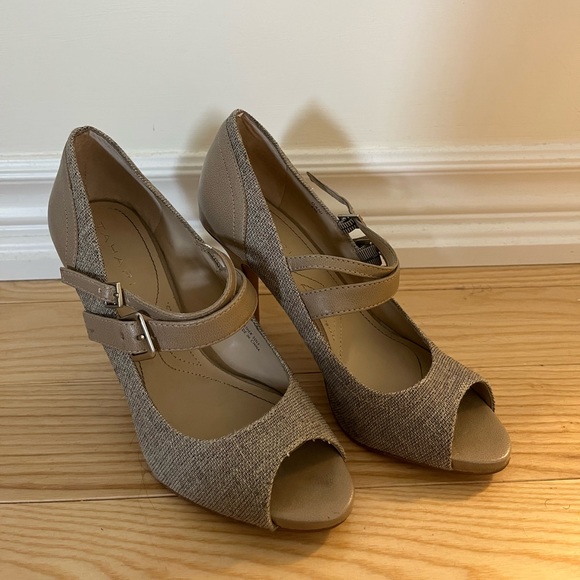 Tahari High Heels - Picture 2 of 4